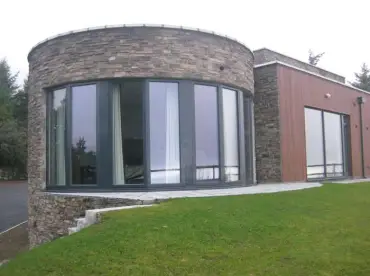 Curved stone cladding installation in the Ridge Stone Ambleside profile